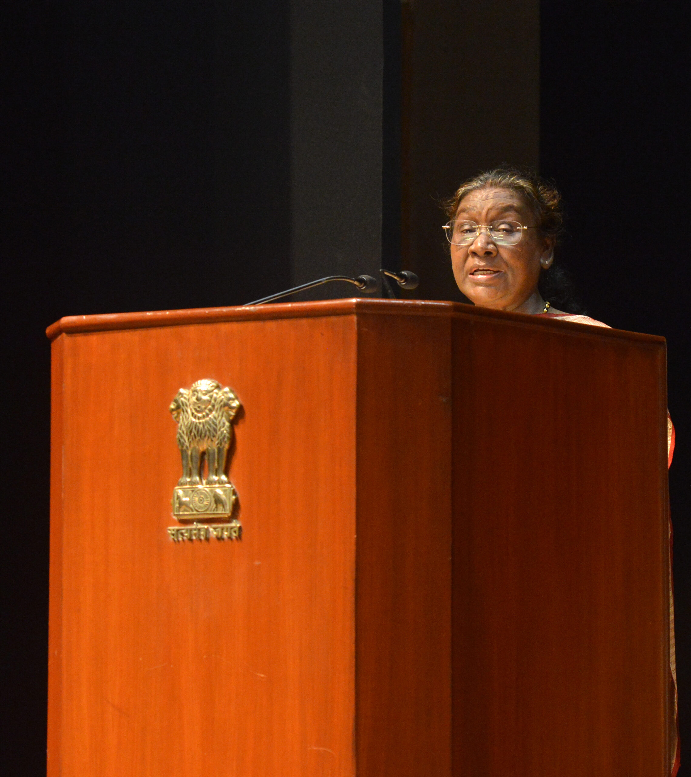 भारतीय पुलिस सेवा के प्रशिक्षु अधिकारियों ने राष्ट्रपति मुर्मु से की भेंट