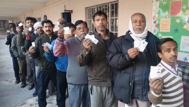 प्रदेश के 100 नगर निकायों में मतदान शुरू… सुबह से ही लगी लम्बी लाइन… 5,405 प्रत्याशियों के भाग्य का फैंसला