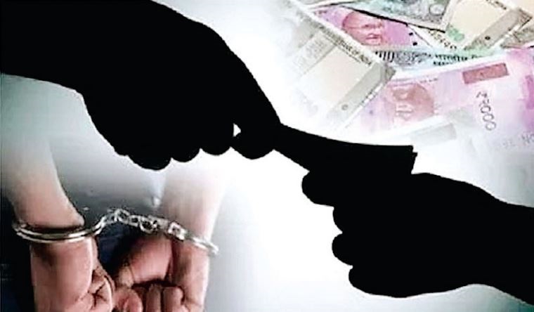 उत्तराखण्ड में दस हजार रुपये की रिश्वत लेते सहायक समाज कल्याण अधिकारी गिरफ्तार, जानें पूरा मामला