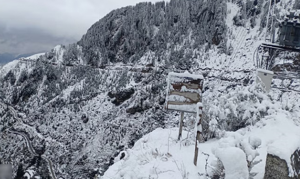 बिगड़े मौसम से गिरा तापमान… चकराता,  धनोल्टी और बुरांशखंडा में बिछी बर्फ की सफेद चादर